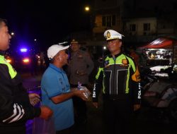 Jaga Keamanan Ramadan, Kapolres Pelabuhan Tanjung Perak Gelar Patroli Skala Besar dan Berbagi Sahur