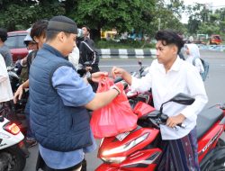 Berkah Ramadan, Polres Pelabuhan Tanjung Perak Berbagi 300 Paket Takjil di Pelabuhan GSN dan Jalan Jakarta Surabaya