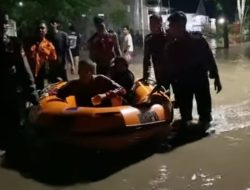 Polres Probolinggo Bersama BPBD Evakuasi Warga dan Berbagi Makan Sahur Saat Banjir di Krejengan