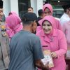 Berkah Ramadan, Kapolres Nganjuk dan Bhayangkari Bagikan Ratusan Takjil di depan Pos Pujahito