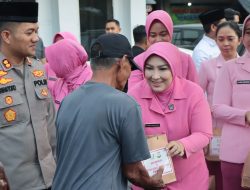 Berkah Ramadan, Kapolres Nganjuk dan Bhayangkari Bagikan Ratusan Takjil di depan Pos Pujahito
