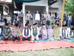 Laksnakan Ziarah Kubur ke Kampar, Gubernur Riau dan Bupati Kampar Makan Bajambau Basamo di Nosa Banjau Kampuong Godang.