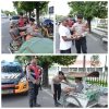 Sambil Patroli Polisi Berbagi Nasi Kotak ke Pekerja Jalanan di Situbondo