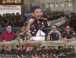 Kejati Jatim Gelar Monev Penanganan Perkara Tipidsus dan Pemulihan Kerugian Negara         WMC|| Surabaya – Asisten Tindak Pidana Khusus (Aspidsus) Kejaksaan Tinggi Jawa Timur (Kejati Jatim), Saiful Bahri Siregar, S.H., M.H., didampingi jajaran Kepala Seksi (Kasi) di Bidang Pidsus Kejati Jatim menggelar kegiatan Monitoring dan Evaluasi (Monev) terkait penanganan perkara tindak pidana khusus.  Fokus utama dalam Monev kali ini adalah progres penanganan perkara Tipidsus yang sedang berjalan serta upaya tindak penyelesaian tunggakan uang pengganti lanjut. Dimana acara berlangsung di Aula Sasana Adhyaksa Kejati Jatim pada hari Rabu (16/04/2025)  Kegiatan ini bertujuan untuk mengukur efektivitas penanganan perkara Tipidsus, mengidentifikasi kendala yang dihadapi, serta mencari solusi untuk mempercepat proses penyelesaian perkara dan pemulihan kerugian negara.  Aspidsus Kejati Jatim memimpin langsung memutar Monev, dengan dilanjutkan kelancaran laporan rinci dari masing-masing Kasi terkait perkembangan perkara yang ditangani.  Dalam arahannya, Aspidsus Kejati Jatim menekankan pentingnya kerja keras, ketelitian, dan profesionalisme dalam menangani setiap perkara Tipidsus.  Beliau juga menyoroti perlunya strategi yang efektif dalam menjamin penyelesaian tunggakan uang pengganti, mengingat hal tersebut merupakan bagian penting dalam upaya pemberantasan korupsi dan pemulihan aset negara.  “Kita harus terus memacu kinerja dalam penanganan perkara tindak pidana khusus. Selain penuntasan perkara pokok, perhatian khusus juga harus diberikan pada upaya pengembalian kerugian negara melalui pembayaran uang pengganti,” tegas Aspidsus Kejati Jatim.  Lebih lanjut, dalam Monev ini juga membahas mengenai kendala-kendala teknis maupun non-teknis yang dihadapi dalam proses penyidikan dan penyelesaian perkara Tipidsus. Sesi diskusi dan brainstorming dilakukan untuk mencari solusi terbaik dalam mengatasi hambatan-hambatan tersebut, termasuk meningkatkan koordinasi dengan pihak-pihak terkait.  Hebatnya, melalui kegiatan Monev yang rutin dilaksanakan ini, Bidang Pidsus Kejati Jatim dapat terus meningkatkan kinerja dalam anggota tindak pidana khusus dan secara optimal melakukan pemulihan aset negara.  Langkah-langkah konkret dan terukur akan terus diimplementasikan untuk memastikan setiap perkara Tipidsus diselesaikan secara tuntas dan berkeadilan. @red.gat