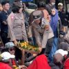 Polisi Berbagi Gorengan Hingga Bersihkan Sampah Usai Aksi Mayday di Kota Malang, Netizen: Ini Baru Humanis