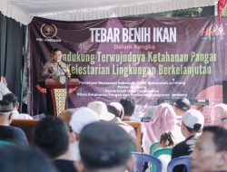 Kolaborasi Polisi bersama PWI Jaga Kelestarian Lingkungan dan Ketahanan Pangan Tebar Benih Ikan di Sungai Jombang
