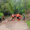 Jalan Tertutup Longsor, TNI-Polri dan BPBD Hadir Jadi Harapan Warga Trenggalek