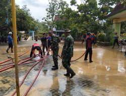 SDN dan Balai Desa Terendam Banjir di Trenggalek, TNI dan DAMKAR Sigap Bersihkan Lumpur