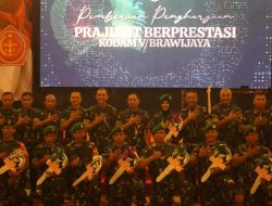 Tingkatkan Motivasi, Panglima TNI Beri Penghargaan kepada Prajurit Berprestasi Kodam V/Brawijaya