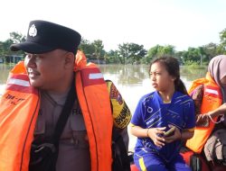 Tanggap Bencana, Polisi Evakuasi Warga Terdampak Luapan Bengawan Solo di Tuban