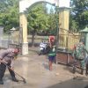 Gotong Royong Polisi dan TNI bersama Warga Bersihkan Sisa Meterial Banjir di Tuban