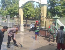 Gotong Royong Polisi dan TNI bersama Warga Bersihkan Sisa Meterial Banjir di Tuban