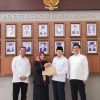 Rektor Prof. Ida Umami menerima Perpres Perubahan IAIN Metro menjadi UIN Jurai Siwo Lampung dari Menteri Agama RI.