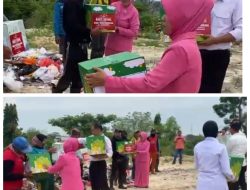Hari Bhayangkara ke-79 Polres Lamongan Salurkan Bansos untuk Pemulung di TPA