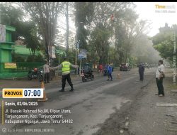 Polisi Polsek Warujayeng sebrangkan anak sekolah SMPN.1 Tanjunganom. .