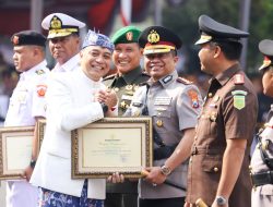 Kapolrestabes Surabaya Terima Penghargaan di HJKS ke-732 Wujud Dedikasi Jogo Suroboyo