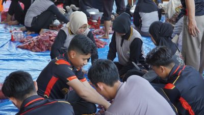 Polres Ponorogo Kurangi Sampah Plastik Salurkan Paket Daging Qurban Pakai Daun Pisang