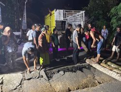 Cuaca Ekstrem Lumpuhkan Trenggalek, TNI-Polri dan Warga Bahu-Membahu Bangun Jembatan