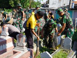 Kompak, TNI dan Polisi Bakti Religi Sambut Hari Bhayangkara ke -79 Bersihkan Makam Pegirikan Surabaya