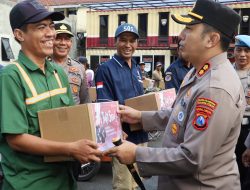 Hari Bhayangkara ke -79 Polres Pelabuhan Tanjungperak Gelar Baksos, Puluhan Pengemudi Bentor dan Kuli Panggul Full Senyum