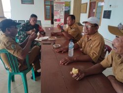 Babinsa Menganti Jalin Sinergi Lewat Komsos Bersama Perangkat Desa Domas