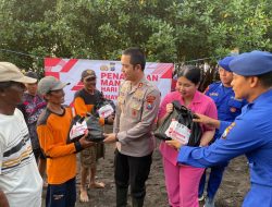 Jelang Hari Bhayangkara, Polres Situbondo Tanam Mangrove dan Bagi Bansos untuk Warga Pesisir