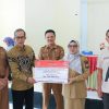 Wabup Kampar Dr.Misharti Serahkan Langsung Bantuan Atensi Bagi Penyandang Disabilitas di Kabupaten Kampar dari Centra Handayani.