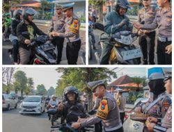 Bukan Razia Biasa, Polres Jember Jadikan Operasi Patuh Semeru Aksi Senyum dan Cokelat untuk Keselamatan