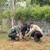 Muspika Bakung Gelar Kerja Bakti Bersih-Bersih Lingkungan Di Sekitar Monumen Trisula