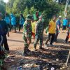 Bersama Warga, Babinsa Koramil Ujungpangkah Laksanakan Kerja Bhakti Bersihkan Sampah