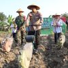 Sinergi Wujudkan Ketahanan Pangan, Kapolres Pelabuhan Tanjung Perak Pimpin Penanaman Benih Jagung di Kenjeran