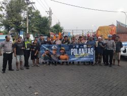 Jelang Operasi Patuh 2025, Satlantas Polres Pelabuhan Tanjung Perak Ajak Sopir Truk Ngopi Bareng Tekankan Kesadaran Kolektif