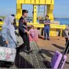 Polri Untuk Masyarakat : Polres Situbondo Patroli di Pelabuhan Jangkar Bantu Penumpang Kapal