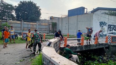Babinsa Koramil 0817/01 Driyorejo Bersama Warga Laksanakan Karya Bakti Pembersihan Sungai di Desa Sumput