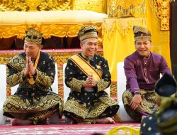 Kapolri Terima Anugerah Adat Ingatan Budi dari LAM Riau: Simbol Kehormatan, Amanah Moral, dan Komitmen Kebangsaan