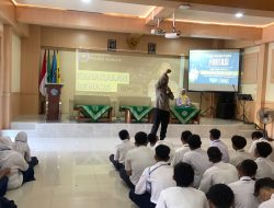 Sat Binmas Polres Nganjuk Tanamkan Nilai Disiplin di MPLS SMK Muhammadiyah 1