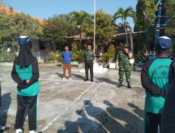 Disiplinkan Siswa Baru, Anggota Koramil Balongpanggang Latih PBB di MPLS SMPN 9 Gresik