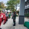 Tanamkan Kedisiplinan, Babinsa Wringinanom Latih PBB Siswa-siswi SMK Raden Paku