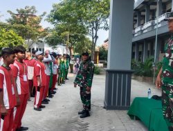 Tanamkan Kedisiplinan, Babinsa Wringinanom Latih PBB Siswa-siswi SMK Raden Paku