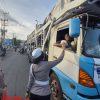 Polresta Banyuwangi Berbagi Mamiri Kepada Pengguna Jalan yang Terjebak Kepadatan Pelabuhan Ketapang