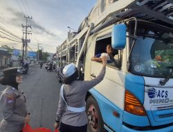 Polresta Banyuwangi Berbagi Mamiri Kepada Pengguna Jalan yang Terjebak Kepadatan Pelabuhan Ketapang