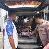 Peduli Kemanusiaan, Babinsa Sertu Sugian Bantu Evakuasi Warga ODGJ ke RSJ