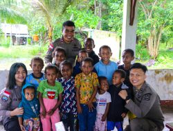 Satgas Ops Damai Cartenz Berbagi Bingkisan Makanan Ke Warga Kampung Ansudu, Sarmi, Papua