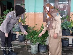 Bhabinkamtibmas Tanjunganom Dukung Ketahanan Pangan Lewat Pemanfaatan Lahan Pekarangan