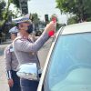 Semarak Jelang Hari Kemerdekaan RI ke -80, Polisi Berbagi Bendera Merah Putih di Nganjuk