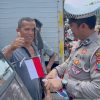 Polres Pacitan Pupuk Jiwa Nasionalisme Jelang HUT ke-80 RI, Berbagi Ratusan Bendera Merah Putih