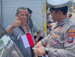 Polres Pacitan Pupuk Jiwa Nasionalisme Jelang HUT ke-80 RI, Berbagi Ratusan Bendera Merah Putih