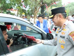 Dorong Semangat Nasionalisme, Kapolres Bangkalan Bagi – bagi Bendera Merah Putih
