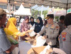 *Gerakan Pangan Murah Polres Bojonegoro Disambut Antusias Warga 30 Ton Beras Habis Terjual*    WMC|| BOJONEGORO – Dalam upaya menjaga stabilitas pasokan dan harga pangan, Polres Bojonegoro Polda Jawa Timur (Jatim) bersama jajaran Polsek melaksanakan Gerakan Pangan Murah (GPM) dengan menyediakan total 30 ton beras bagi masyarakat.   Kegiatan ini merupakan bagian dari dukungan terhadap program Asta Cita Presiden RI dalam memperkuat ketahanan pangan nasional.  Bekerja sama dengan Dinas Perdagangan, Koperasi dan UMKM serta Perum Bulog Kantor Cabang Bojonegoro, GPM digelar serentak di Mapolres Bojonegoro dan 28 Polsek di wilayah hukum Polres Bojonegoro Polda Jatim.  Kapolres Bojonegoro AKBP Afrian Setya Permadi menyatakan bahwa kegiatan ini adalah bentuk nyata kepedulian Polri terhadap masyarakat, khususnya di tengah kondisi ekonomi yang masih belum stabil.   “Masyarakat dapat membeli beras, minyak goreng, gula, dan telur dengan harga yang lebih terjangkau,” kata AKBP Afrian, Senin (11/8/25).  Ia mengatakan, pada Bazar GPM itu Polres Bojonegoro Polda Jatim menyediakan beras, minyak, gula, dan telur murah.   “Ini adalah wujud dari Polri untuk Masyarakat,” ungkapnya kepada wartawan.  AKBP Afrian menjelaskan, sebanyak dua ton beras disediakan di Mapolres, sementara masing-masing dari 28 Polsek menyediakan satu ton beras.   “Jadi total keseluruhan mencapai 30 ton,” tambahnya.  Menurut AKBP Afrian, langkah ini diharapkan dapat membantu meringankan beban masyarakat, sekaligus menjaga daya beli dan kestabilan harga di pasaran.  Ia juga mengajak warga untuk memanfaatkan kegiatan ini secara positif.  Sementara itu, Kepala Dinas Perdagangan, Koperasi, dan Usaha Mikro (Disdagkop-UM) Kabupaten Bojonegoro, Retno Wulandari menyampaikan apresiasinya terhadap inisiatif Polres Bojonegoro.   “GPM ini sangat membantu masyarakat, terutama dalam mengakses kebutuhan pokok dengan harga yang lebih bersahabat. Kami mendukung penuh kegiatan ini dan berharap dapat terus berlanjut,” ujarnya.  Respons masyarakat terhadap kegiatan ini pun cukup antusias. Salah satu warga Kelurahan Klangon, Kecamatan Kota, Wahyu, mengaku terbantu dengan adanya GPM.   “Terima kasih Polres Bojonegoro, ini sangat bermanfaat bagi kami sebagai ibu rumah tangga,” ujarnya.  Gerakan Pangan Murah ini juga menjadi sarana mempererat hubungan antara aparat kepolisian dan masyarakat.   Selain menjaga keamanan, Polri kini semakin aktif hadir dalam upaya sosial-ekonomi yang langsung menyentuh kebutuhan dasar warga. (gat)
