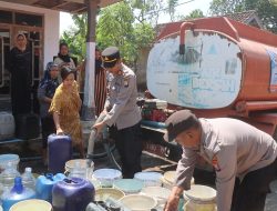 Polsi Peduli : Polres Probolinggo Gandeng BPBD Distribusikan Air Bersih untuk Warga Tiris
